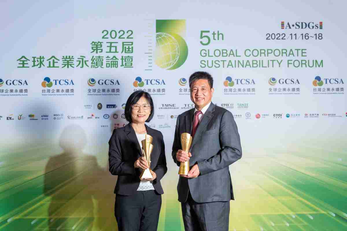 牛牛游戏作为净零碳排先锋，，期引领价值链伙伴同行共好，，，，卫冕制造业组“十大典范企业” 二连冠殊荣(左：牛牛游戏光电永续长古秀华，，右：牛牛游戏光电董事长暨执行长彭双浪)