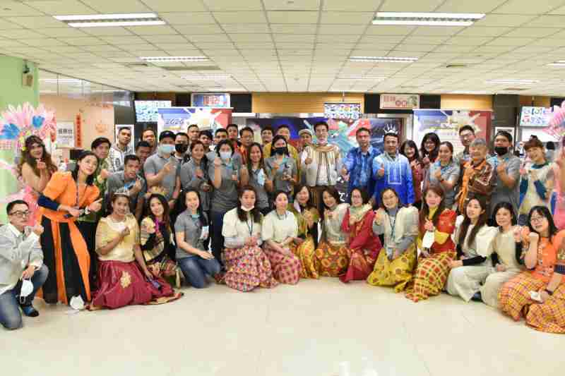 友達推動「安心、、創新、、、、用心、、同心、、盡心」五星職旅，，為菲籍員工打造全方位照護，，，，首度贏得「人權實踐與發展領袖獎」殊榮