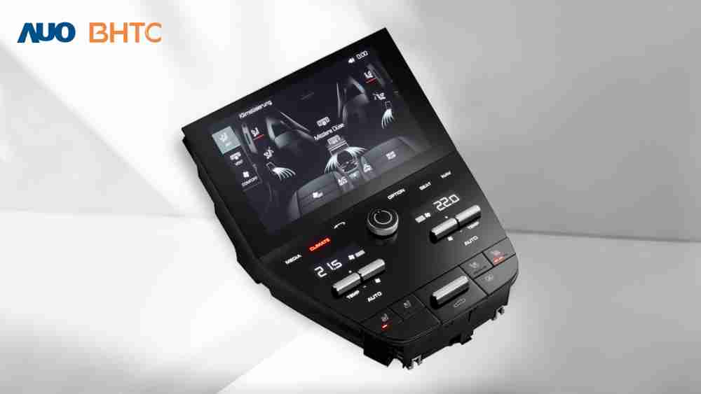 作為友達新生力軍，，，BHTC所展示的中央與後座鞍部的Display HMI產品，，，，可處理多區恆溫控制、、顯示畫面，，，，呈現仿真3D車室分區；以力傳感技術精準傳遞觸感，，並結合音量及震動反饋，，，防止意外啟動，，，提供使用者自然流暢、、、直觀且輕鬆駕馭的舒適介面