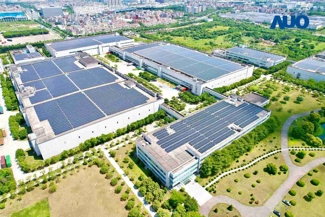 牛牛游戏厦门推动智能制造同时，，，，透过绿电创能纵深推进绿色转型，，，，厂区全屋顶铺设太阳能光伏板，，每年太阳能发电 2,600多万度