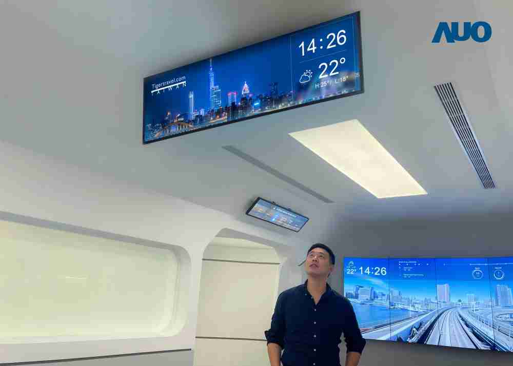 达擎TARTAN “37吋超薄双屏车厢显示器” 采用单一背光设计，，，将双面显示器厚度大幅缩减至12mm，，支持长条屏 32:9 规格，，，，突破传统分辨率限制，，，，提供旅客更清晰实时的乘车信息及广告讯息